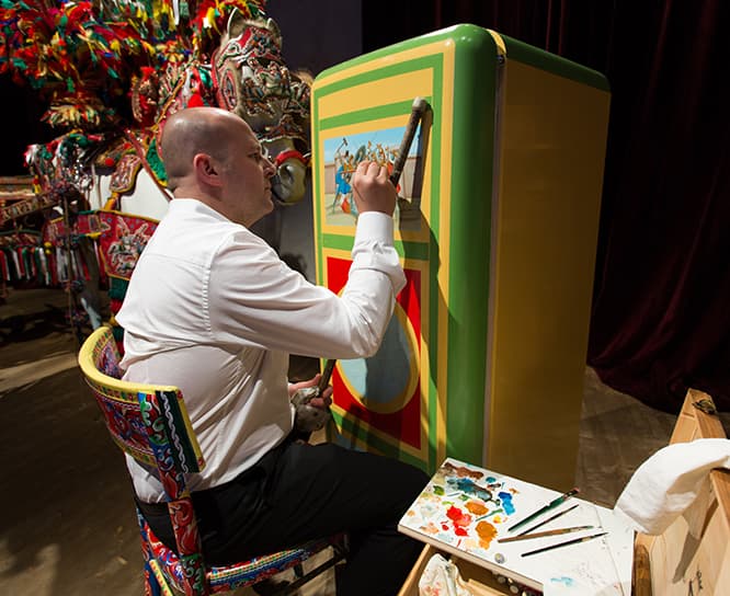 【サローネ速報】シチリアの伝統装飾で冷蔵庫を彩った〈ドルチェ&ガッバーナ〉。