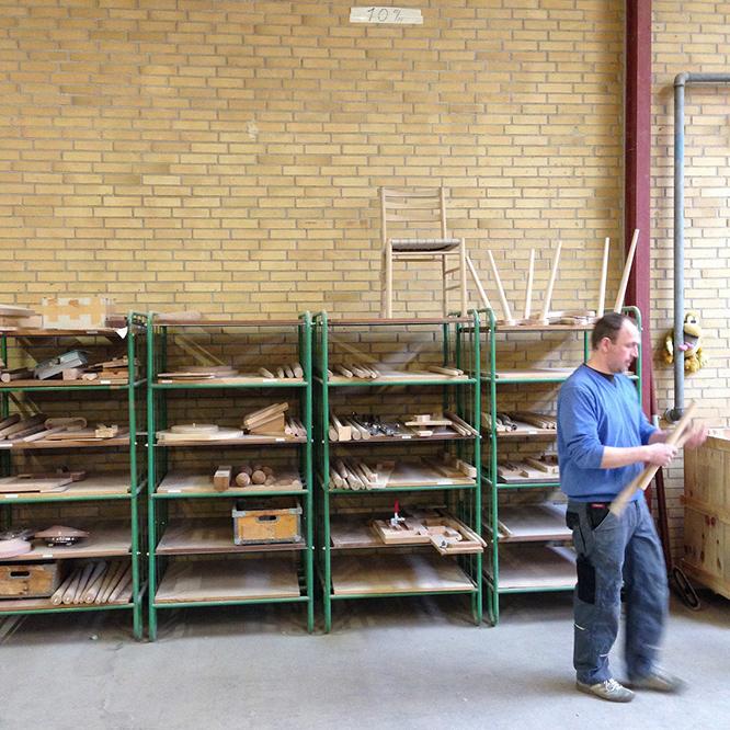 ワーナー社では、木取りから組み上げまで、すべての製作工程をデンマークで行う。