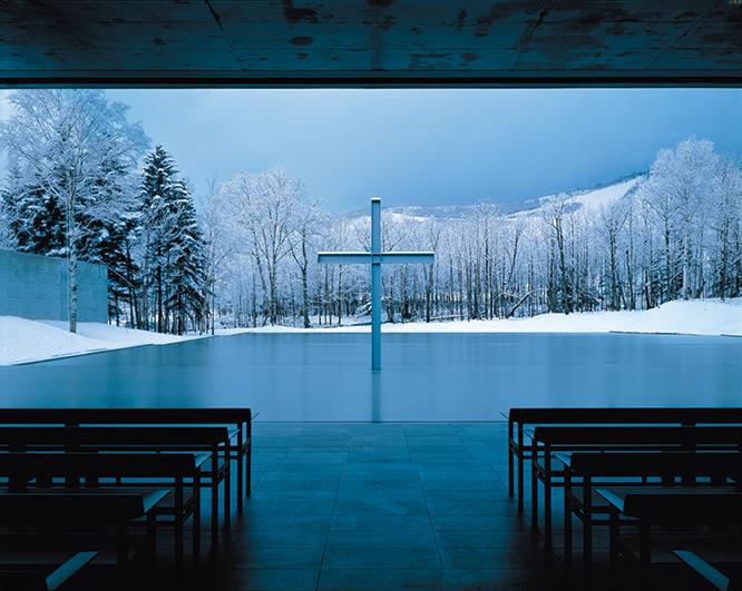 〈光の教会〉、〈風の教会〉とともに安藤の「教会三部作」と言われる〈水の教会〉（1988年、北海道占冠村）。撮影：白鳥美雄