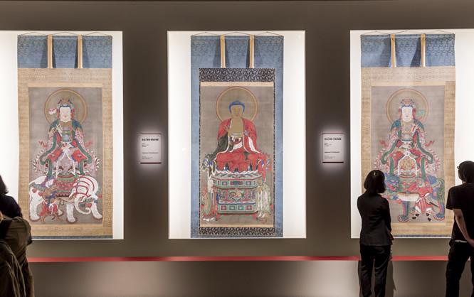 相国寺に若冲が寄進した《釈迦三尊像》。《釈迦三尊像》普賢菩薩像、釈迦如来像、文殊菩薩像　絹本着色　三幅　明和2年（1756年）以前　京都・相国寺