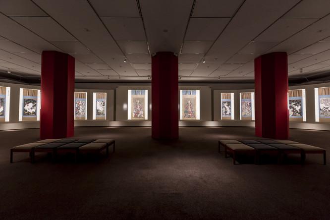 《釈迦三尊像》（京都・相国寺）3幅を中心に、《動植綵絵》（宮内庁三の丸尚蔵館）30幅が並ぶ。