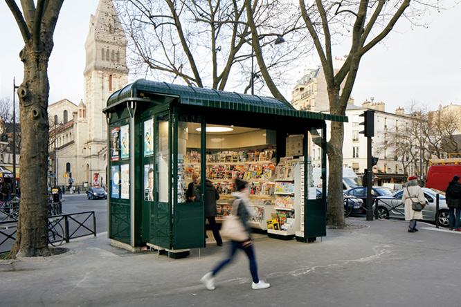パリの風物詩キオスクは市内に409店舗。2019年までに新デザインに移行予定。「木立のように街に溶け込むデザインを」とマタリ。
