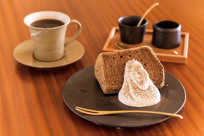〈一保堂〉のほうじ茶で作ったシフォンケーキとコーヒーのセット1,200円。