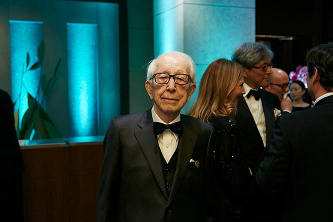 1987年にプリツカー賞を受賞した故・丹下健三に続き、日本で二人目の受賞者となった槇文彦（1993年受賞）。プリツカー賞の受賞者はアメリカについで日本が二番目に多い。この日は6名の受賞者が集合した。The Hyatt Foundation /Pritzker Architecture Prize