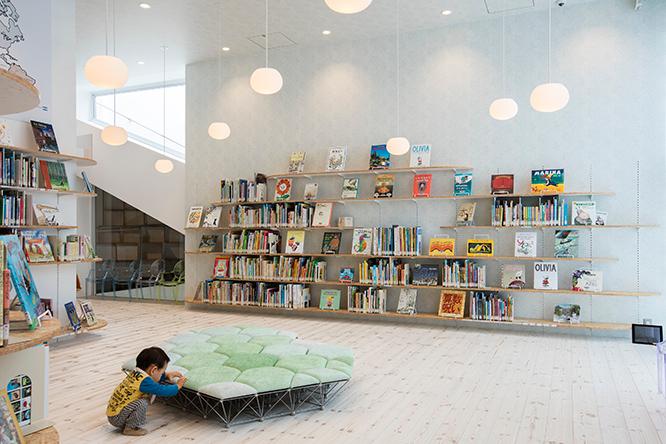絵本・児童書コーナー。小さい子ども向けの家具がかわいい。