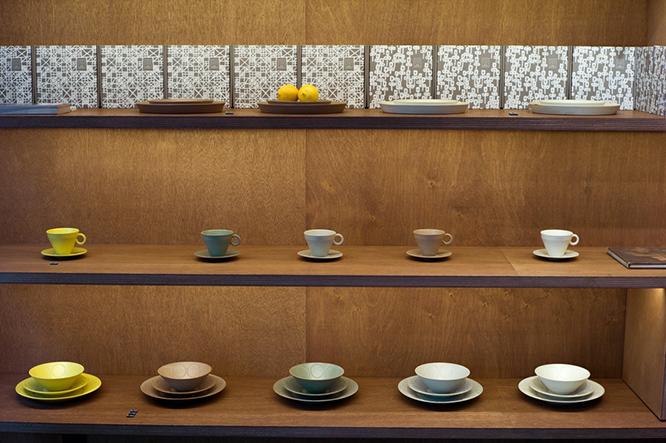 木製の棚に、ミナ ペルホネンオリジナルの食器が並ぶ。