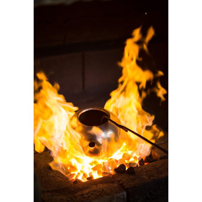 鎚起銅器は、一枚の銅板を火で熱して金鎚で打ち伸ばし、打ち縮めて造る特殊な技法。銅は叩くことで硬くなるため、製作途中に火炉の中に銅器を入れ、柔らかくしながら成形していく。 Photo：Jingu Ooki