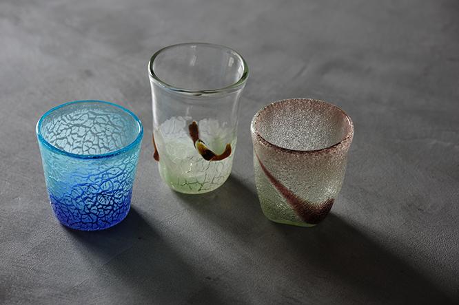 稲嶺盛吉のグラス。光を透過させると、泡ガラスの技法がより美しく際立つ。左から4100円、4700円、3100円。