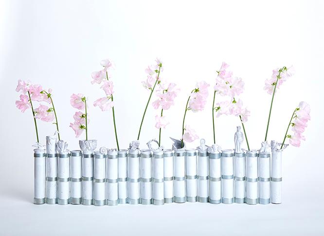 アスティエ・ド・ヴィラッドらしい白い陶器でつくられた四月の花器へのオマージュ作品『Untitled』250,000円。