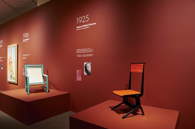 右はジャン・プルーヴェ、左はロベール・マレ＝ステファンの椅子。絵画や彫刻だけでなく、建築やデザイン、映画、歌まで展示されている。