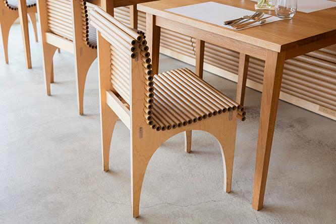 坂がデザインし、スイスのwb form社から販売されている《カルタチェア》をダイニングの椅子として使用。〈大分県立美術館〉でも採用されている。