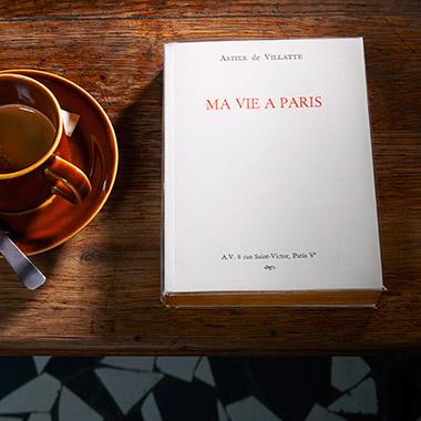 アスティエ・ド・ヴィラットが出版社を設立し、パリのガイド本を発表。