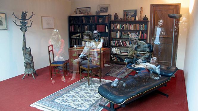 レアンドロ・エルリッヒ 《精神分析医の診察室》 2005年 ソファ、本棚、机、椅子、カーペット、ガラス、照明のある同じサイズの2部屋 サイズ可変 展示風景：プロア財団、ブエノスアイレス、2013年 撮影：Clara Cullen ※参考図版