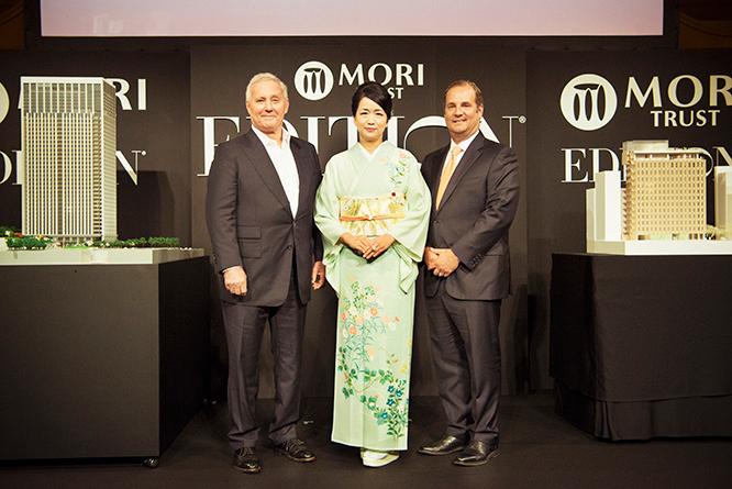 左から、イアン・シュレーガー、森トラスト代表取締役社長伊達美和子、マリオット・インターナショナル執行副社長アンソニー・ カプアノ。