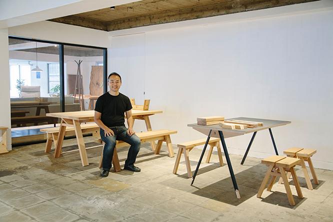 芦沢啓治と、自身がデザインディレクターを務める石巻工房の家具。