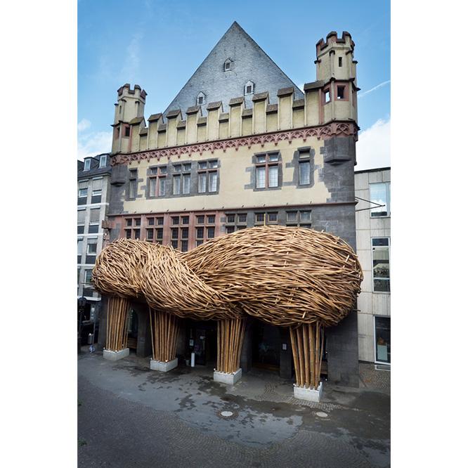 ジョコ・アヴィアント《大きな木々》2015年。注連縄から着想した、竹を編んだ作品。