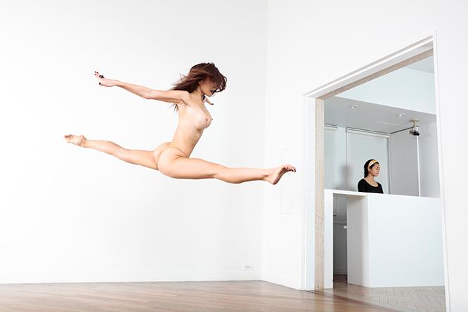 受付近くの展示室でジャンプするモデル。この写真もまさにこの場所に展示されている。　篠山紀信「快楽の館」2016年（c）Kishin Shinoyama 2016