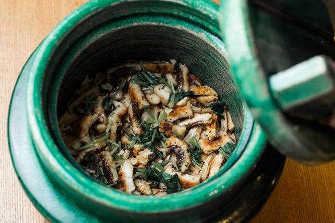 「鱧と松茸のごはん」30,000円コースの炊き込みご飯。鮮やかなグリーンの美濃焼の土鍋でいっそう、食欲がそそられる。