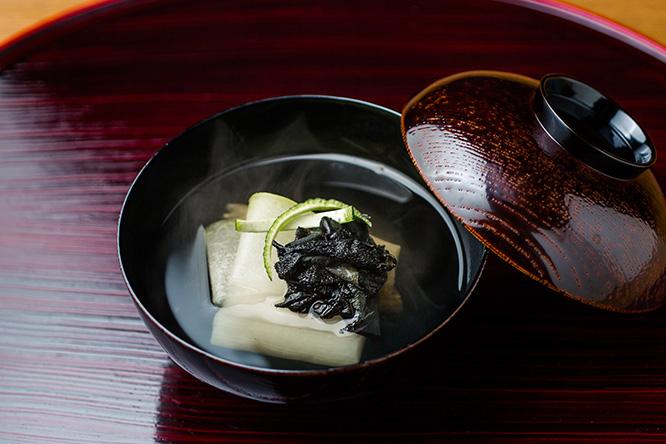 「鱧のスープ仕立て 焼き茄子と秋野菜」はコース20,000円の煮物椀。黒いのは岩茸。