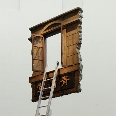 「窓学展 ─窓から見える世界─」開催。青山にレアンドロ・エルリッヒの宙に浮かぶ窓！