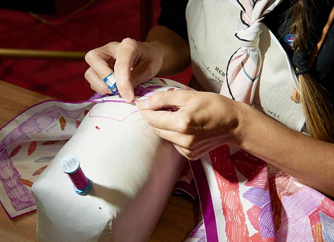 スカーフの縁をくるりと巻き込みながら手作業で均一に縫い込む、フランス特有の技法「ルロタージュ」。Photo: Alex Profit