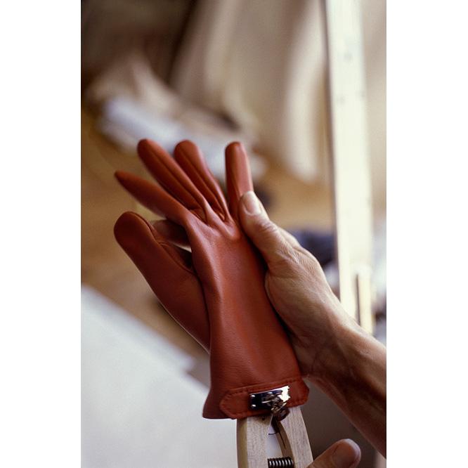 レザーの手袋は、裁断する前にレザーをパイ生地のように手作業でじっくり引き延ばしていく。この過程があるからこそ、より一層強く、しなやかで、指の動きによって型崩れすることのない手袋が出来上がる。Photo: Christophe Bornet