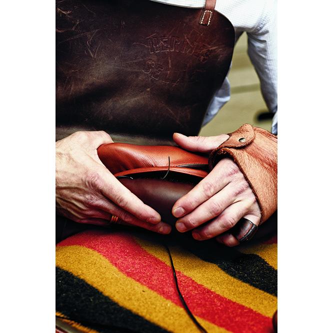 鞍は、1本の糸の両端に2本の針を取り付け、ひと針ずつ縫い目の中で糸が交差するように縫い合わせる技法「サドルステッチ」で丁寧に手縫いされている。Photo: Gianpaolo Vimercati