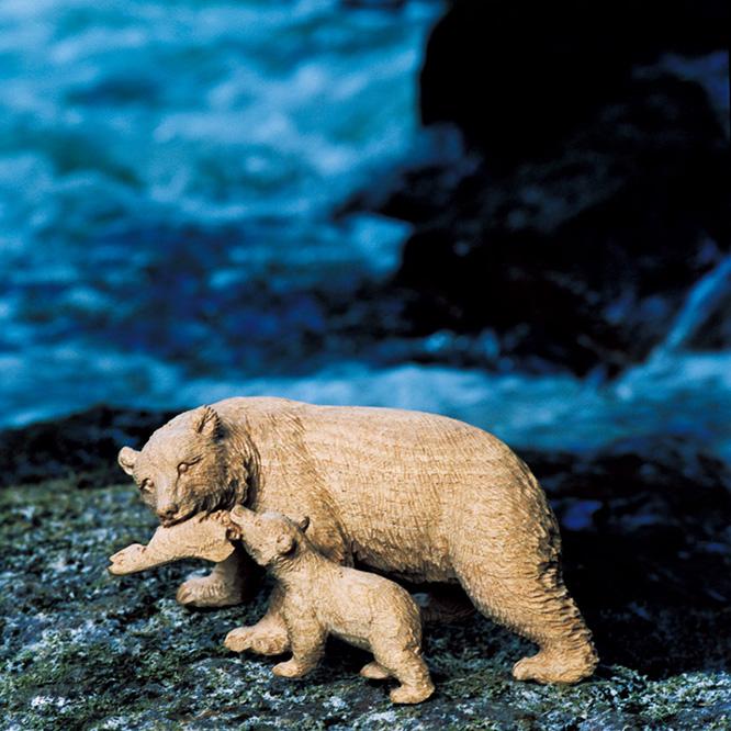 熊彫りとして生きた、アイヌの翁の作品群。