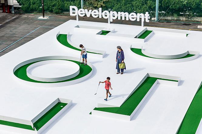 リアム・ギリックの作品《Development》はギリックから観客へのプレゼント。ミニゴルフ場になっていて、実際に遊べる。