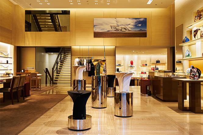 吉岡徳仁がデザインした〈ブラッサム・スツール〉が各種並ぶ。1階の展示は10月22日まで。23日以降は4階にて展示。