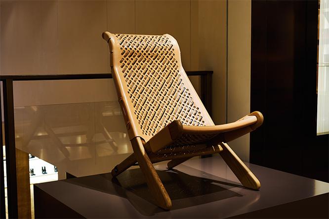 アフリカの民芸的な椅子にインスパイアされたパトリシア・ウルキオラの〈パラヴァー・チェア〉。木製フレームにネット状に仕上げた取り外し可能なレザーシートを張っている。