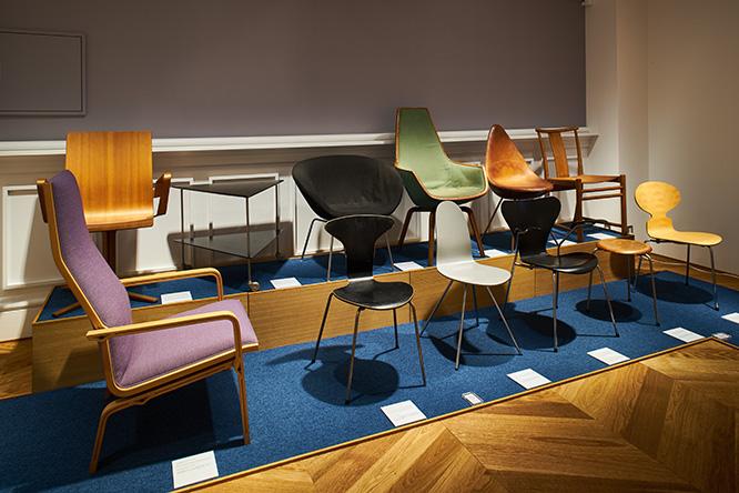 〈フリッツ・ハンセン〉を語る上で欠かせないアルネ・ヤコブセン。彼がデザインした家具は一箇所にまとめて展示している。発表された当時の仕様の《セブンチエア》《アントチェア》などアイコンピースが並ぶ。