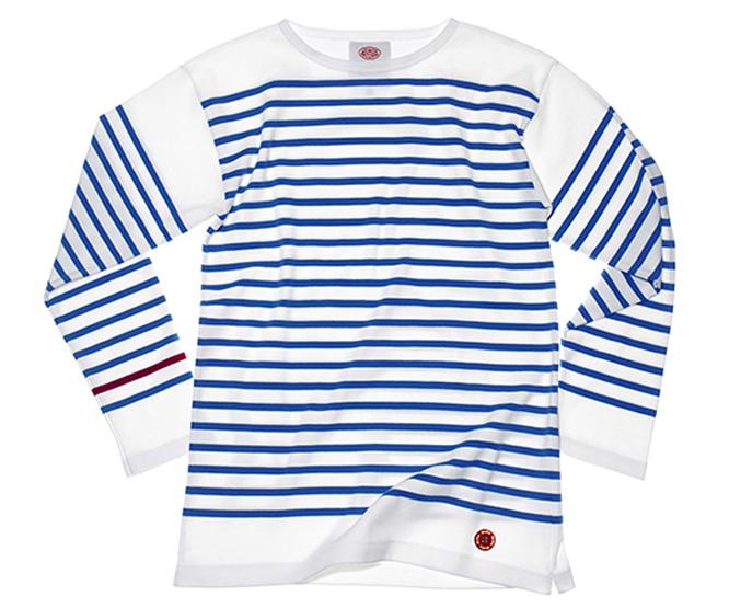 マリンデザインの定番プレトンシャツ（マリニエール）はもともとブルターニュ地方の漁師が着用し、1858年にフランス海軍が公式の制服としたもの。1938年以来プレトンシャツを製造するアルモールリュクス社の限定版は左に袖に赤ストライプと裾にMoMAのロゴボタンを配置。《Breton シャツ MoMA Limited Edition 》12,000円。