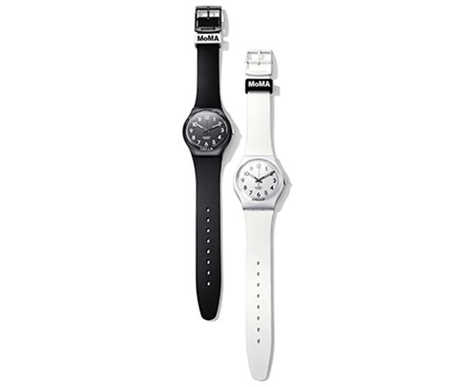 1983年にスイスの職人技でつくられた初のお手頃価格の高精度腕時計としてデビューしたSwatch。MoMAコレクションにも選ばれている1983年のオリジナルデザインを基にしたスタイル。《Swatch ウォッチMoMA Limited Edition》各8,500円。