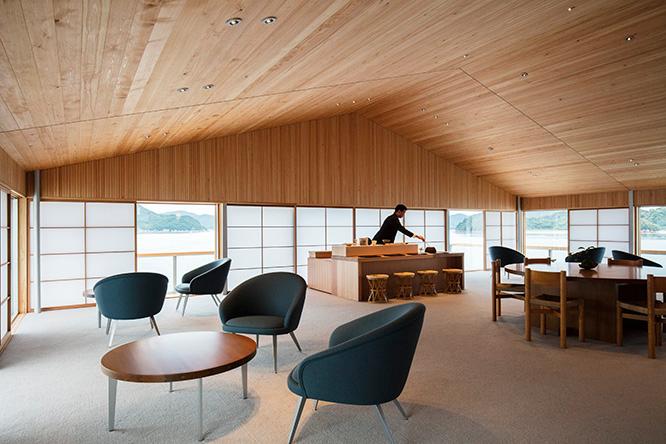 シャルロット・ペリアンの《メリベルチェア》や、マルニ木工のオリジナル家具が置かれたラウンジ。切妻の形をそのまま表した低い天井や障子が心地よい空間を作る。