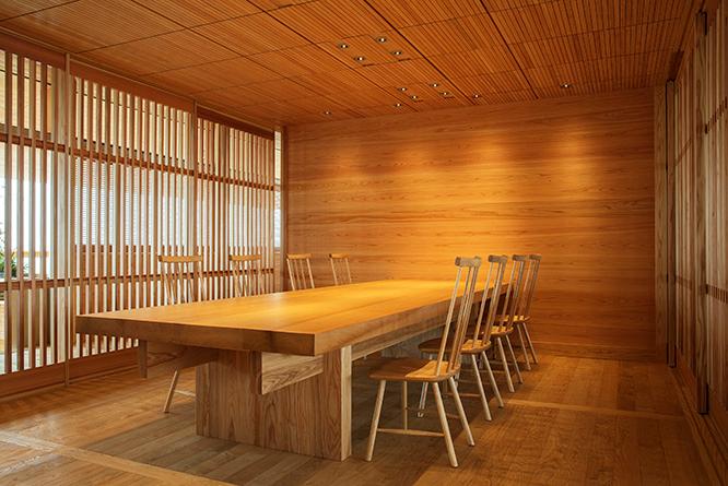 床から壁、格子、天井まで木を多用したダイニング。椅子は、岡山県の家具作家、コーチ・カズノリが手がけている。