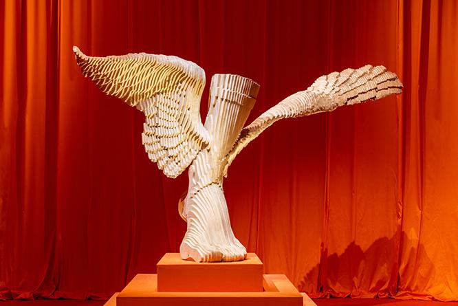 展覧会入り口を飾るのは、1995年春のウィンドウを飾った、Christian Renonciatによる彫刻。翼の生えたサンダルを履いたギリシャ神話のヘルメス神は、ブランドの象徴。