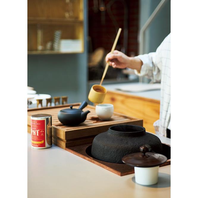 厳選した日本茶が飲めるサロンではランチのおにぎりや〈玉英堂〉の和菓子も楽しめる。