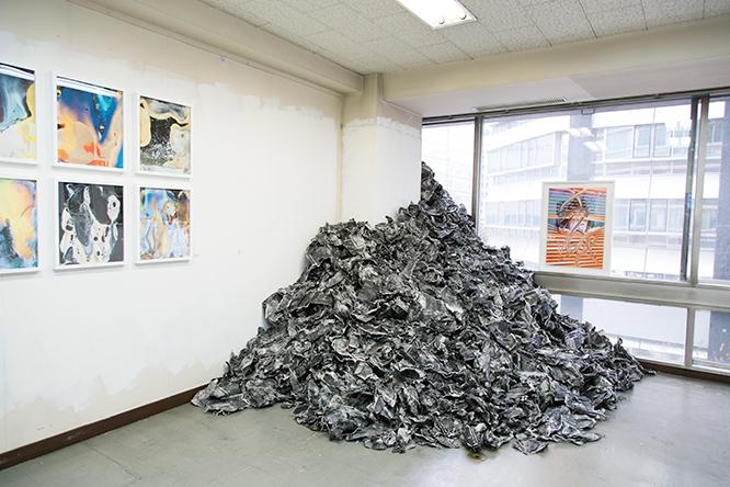 ワックス加工した出力写真を積み上げた横田大輔のインスタレーション。（c）Daisuke Yokota, G/P Gallery