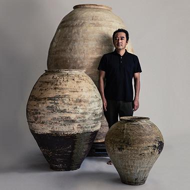 陶芸家・尾形アツシが作り上げる巨大な壷。