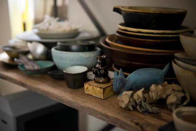 料理好きな鈴木さんとあって、食器のコレクションも魅力的。〈HAY hutte〉にオーダーした食器棚には、フランスのアンティークや辻和美、ピーター・アイビーのガラス器、額賀章夫や鈴木稔の陶器、安彦年朗の木工など、大好きな作家の作品が並ぶ。