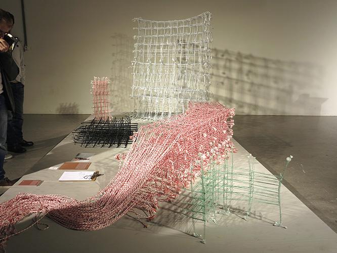 デザインアカデミー・アイントホーフェンの卒展から。フランシェ・ジンブレーレの《Standing Textile(s)》は、3Dプリンティングの技術を使い繊維を立体的に編み上げた。