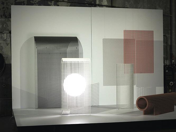 イタリアの照明ブランド〈フォンタナアルテ〉にも起用されている注目株、OS＆OOSもアイントホーフェンで活動するデザイナー。これはグリッドで構成した家具コレクション《MATRIX》。