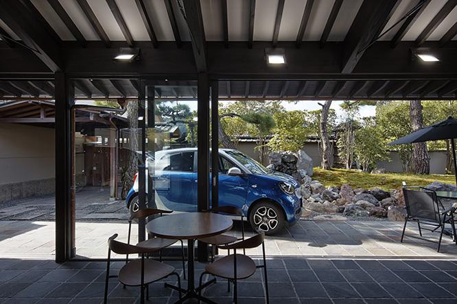 カフェも併設！　京都に《smart》の専売店がオープン。