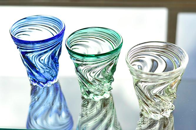 〈ガラス工房清天〉の松田清春が制作したグラスと花器。