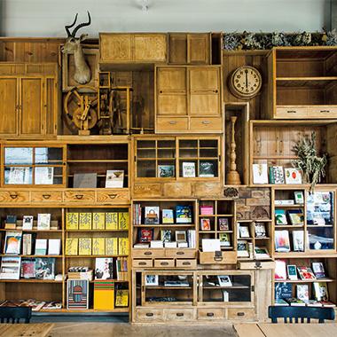 新木場の銘木倉庫がショップやカフェに生まれ変わりました。