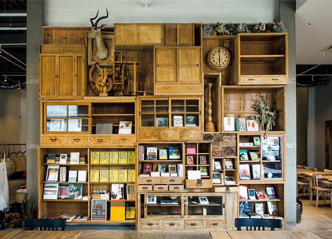 箪笥や棚などの古家具を使って壁一面にディスプレーされた本棚。本の選書はブックディレクターの山口博之。