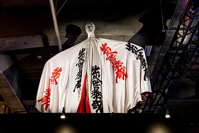「アラジン・セイン」ツアーのために山本寛斎がデザインしたステージ衣装。ボウイは1971年のロンドンのショーで山本寛斎の作品を見て、思い切ったデザインのステージ衣装を、と頼んだ。