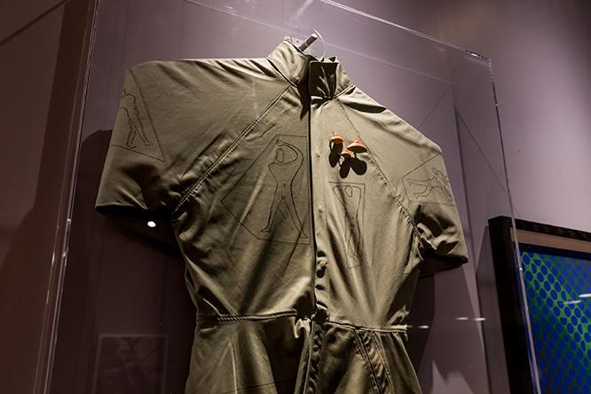 ル・コルビュジエのモジュロールが描かれたジャンプスーツ。
