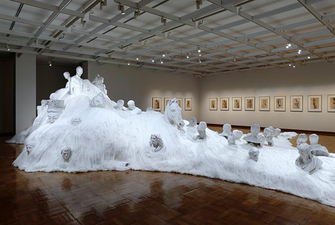 石膏像と石膏デッサンによるインスタレーション《不完全》。石膏像が綿に包まれているのは「雲にのって神や阿弥陀如来などいろんな人がやってくる、世界共通のイメージ」（小沢）だそう。